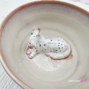 Filiżanka nieidealna bordowo - różowa i siwy koń ceramiczna ze spodkiem i Koniem w środku ręcznie toczona i malowana w kolorze bordo/róż ze spodkiem prezent dla koniarza kubek koń siwy nakrapiany