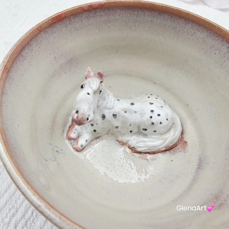 Filiżanka nieidealna bordowo - różowa i siwy koń ceramiczna ze spodkiem i Koniem w środku ręcznie toczona i malowana w kolorze bordo/róż ze spodkiem prezent dla koniarza kubek koń siwy nakrapiany