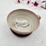 Filiżanka nieidealna bordowo - różowa i siwy koń ceramiczna ze spodkiem i Koniem w środku ręcznie toczona i malowana w kolorze bordo/róż ze spodkiem prezent dla koniarza kubek koń siwy nakrapiany