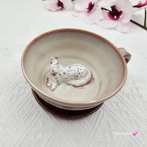 Filiżanka nieidealna bordowo - różowa i siwy koń ceramiczna ze spodkiem i Koniem w środku ręcznie toczona i malowana w kolorze bordo/róż ze spodkiem prezent dla koniarza kubek koń siwy nakrapiany