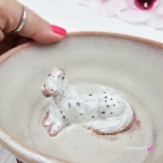 Filiżanka nieidealna bordowo - różowa i siwy koń ceramiczna ze spodkiem i Koniem w środku ręcznie toczona i malowana w kolorze bordo/róż ze spodkiem prezent dla koniarza kubek koń siwy nakrapiany