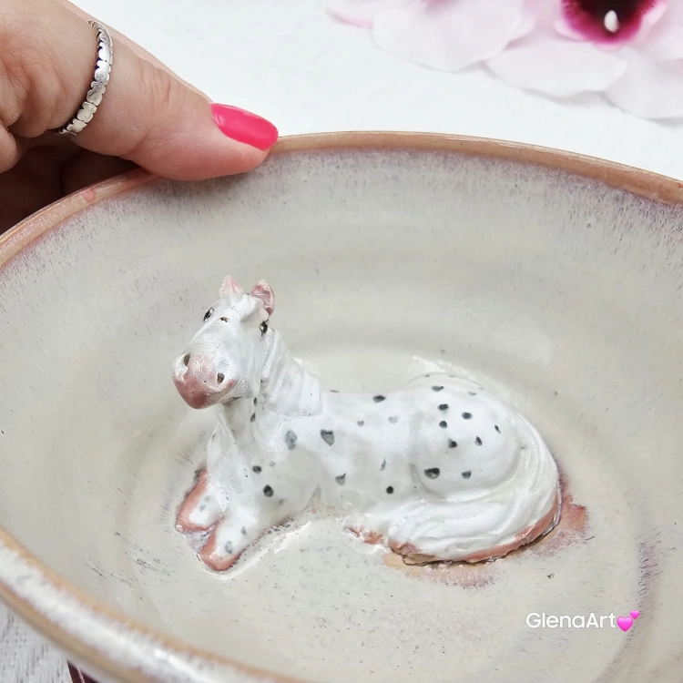 Filiżanka nieidealna bordowo - różowa i siwy koń ceramiczna ze spodkiem i Koniem w środku ręcznie toczona i malowana w kolorze bordo/róż ze spodkiem prezent dla koniarza kubek koń siwy nakrapiany