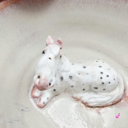 Filiżanka nieidealna bordowo - różowa i siwy koń ceramiczna ze spodkiem i Koniem w środku ręcznie toczona i malowana w kolorze bordo/róż ze spodkiem prezent dla koniarza kubek koń siwy nakrapiany