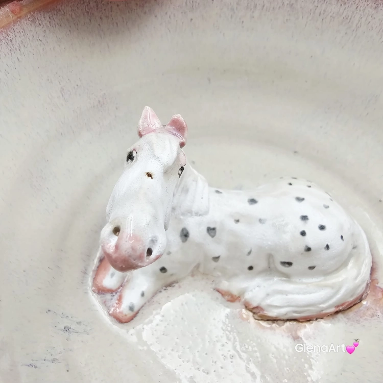 Filiżanka nieidealna bordowo - różowa i siwy koń ceramiczna ze spodkiem i Koniem w środku ręcznie toczona i malowana w kolorze bordo/róż ze spodkiem prezent dla koniarza kubek koń siwy nakrapiany