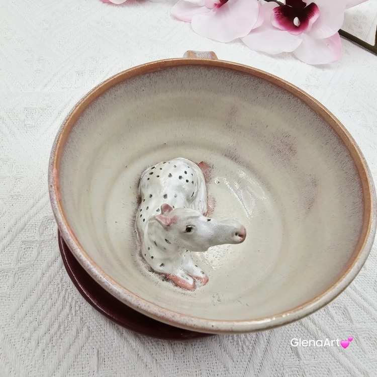 Filiżanka nieidealna bordowo - różowa i siwy koń ceramiczna ze spodkiem i Koniem w środku ręcznie toczona i malowana w kolorze bordo/róż ze spodkiem prezent dla koniarza kubek koń siwy nakrapiany