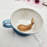 Filiżanka KOŃ ceramiczna ze spodkiem i KONIEM - karmelowym w środku ręcznie toczona i malowana w koń ze spodkiem prezent dla koniarza w kolorze bieli i niebiskiego przenikające się szkliwa kubek koń