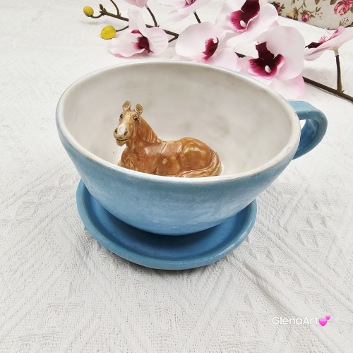 Filiżanka KOŃ ceramiczna ze spodkiem i KONIEM - karmelowym w środku ręcznie toczona i malowana w koń ze spodkiem prezent dla koniarza w kolorze bieli i niebiskiego przenikające się szkliwa kubek koń