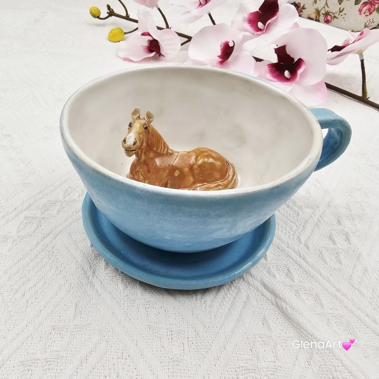 Filiżanka KOŃ ceramiczna ze spodkiem i KONIEM - karmelowym w środku ręcznie toczona i malowana w koń ze spodkiem prezent dla koniarza w kolorze bieli i niebiskiego przenikające się szkliwa kubek koń