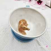 Filiżanka KOŃ ceramiczna ze spodkiem i KONIEM - karmelowym w środku ręcznie toczona i malowana w koń ze spodkiem prezent dla koniarza w kolorze bieli i niebiskiego przenikające się szkliwa kubek koń