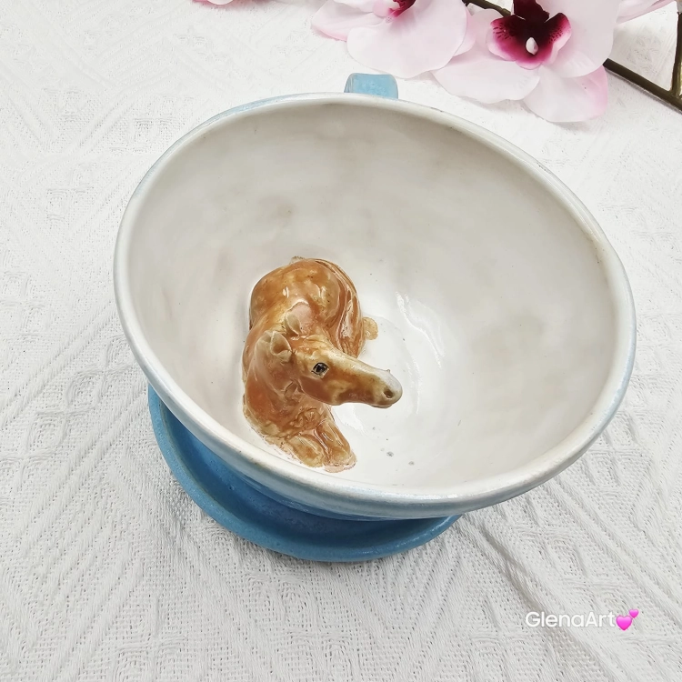Filiżanka KOŃ ceramiczna ze spodkiem i KONIEM - karmelowym w środku ręcznie toczona i malowana w koń ze spodkiem prezent dla koniarza w kolorze bieli i niebiskiego przenikające się szkliwa kubek koń