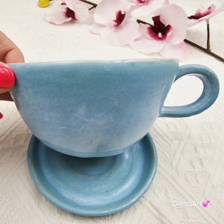 Filiżanka KOŃ ceramiczna ze spodkiem i KONIEM - karmelowym w środku ręcznie toczona i malowana w koń ze spodkiem prezent dla koniarza w kolorze bieli i niebiskiego przenikające się szkliwa kubek koń