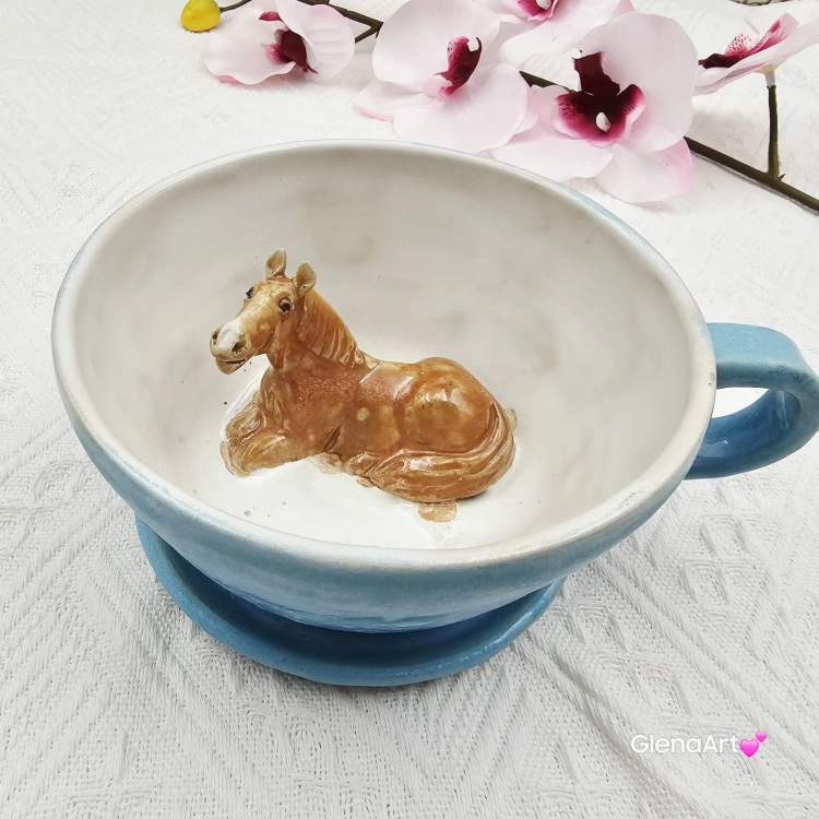 Filiżanka KOŃ ceramiczna ze spodkiem i KONIEM - karmelowym w środku ręcznie toczona i malowana w koń ze spodkiem prezent dla koniarza w kolorze bieli i niebiskiego przenikające się szkliwa kubek koń