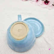 Filiżanka KOŃ ceramiczna ze spodkiem i KONIEM - karmelowym w środku ręcznie toczona i malowana w koń ze spodkiem prezent dla koniarza w kolorze bieli i niebiskiego przenikające się szkliwa kubek koń