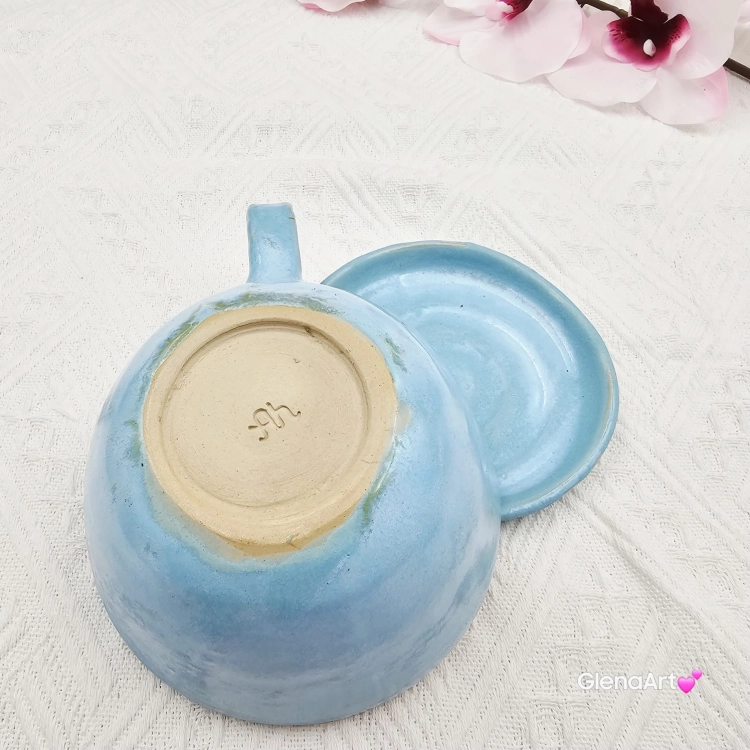 Filiżanka KOŃ ceramiczna ze spodkiem i KONIEM - karmelowym w środku ręcznie toczona i malowana w koń ze spodkiem prezent dla koniarza w kolorze bieli i niebiskiego przenikające się szkliwa kubek koń