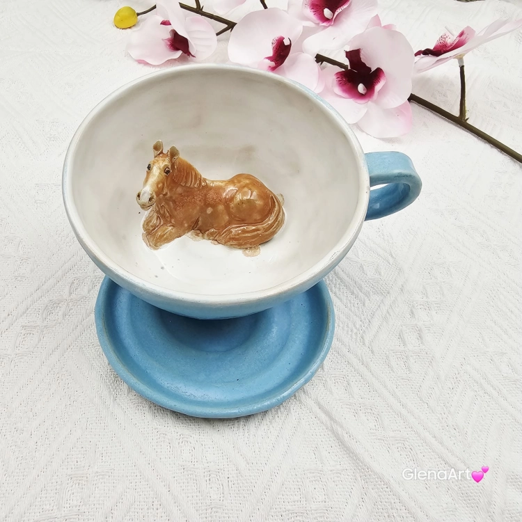 Filiżanka KOŃ ceramiczna ze spodkiem i KONIEM - karmelowym w środku ręcznie toczona i malowana w koń ze spodkiem prezent dla koniarza w kolorze bieli i niebiskiego przenikające się szkliwa kubek koń