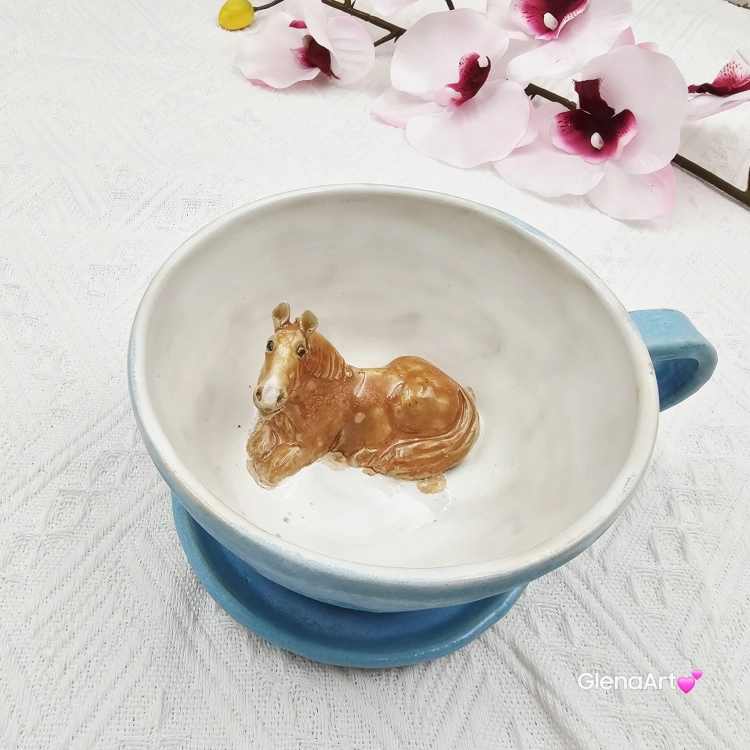 Filiżanka KOŃ ceramiczna ze spodkiem i KONIEM - karmelowym w środku ręcznie toczona i malowana w koń ze spodkiem prezent dla koniarza w kolorze bieli i niebiskiego przenikające się szkliwa kubek koń