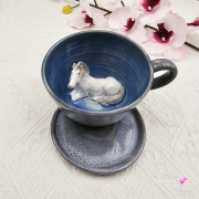 Filiżanka biały siwy koń ze spodkiem ceramiczna z koniem wewnątrz ręcznie toczona i malowana odcienie niebieskiego i szarego kubek koń siwy prezent dla koniarza piękna filiżanka w przenikających się szkliwach konik siwy koń