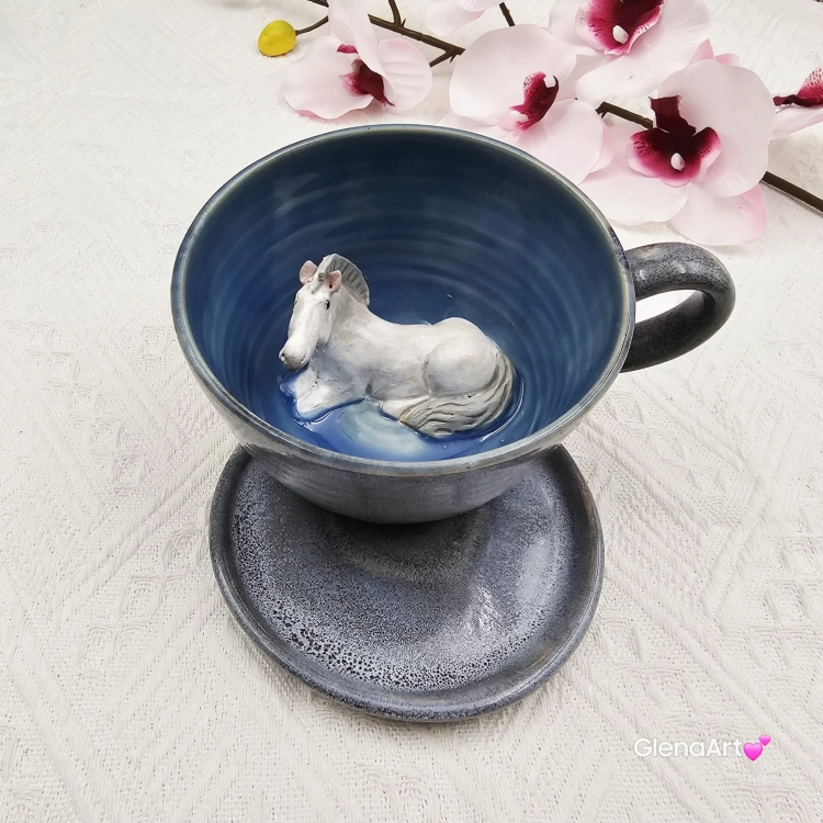 Filiżanka biały siwy koń ze spodkiem ceramiczna z koniem wewnątrz ręcznie toczona i malowana odcienie niebieskiego i szarego kubek koń siwy prezent dla koniarza piękna filiżanka w przenikających się szkliwach konik siwy koń