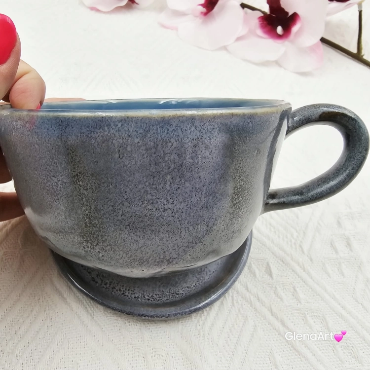 Filiżanka biały siwy koń ze spodkiem ceramiczna z koniem wewnątrz ręcznie toczona i malowana odcienie niebieskiego i szarego kubek koń siwy prezent dla koniarza piękna filiżanka w przenikających się szkliwach konik siwy koń