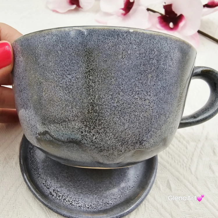 Filiżanka biały siwy koń ze spodkiem ceramiczna z koniem wewnątrz ręcznie toczona i malowana odcienie niebieskiego i szarego kubek koń siwy prezent dla koniarza piękna filiżanka w przenikających się szkliwach konik siwy koń