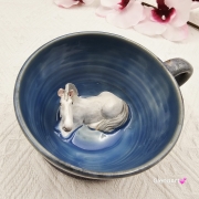 Filiżanka biały siwy koń ze spodkiem ceramiczna z koniem wewnątrz ręcznie toczona i malowana odcienie niebieskiego i szarego kubek koń siwy prezent dla koniarza piękna filiżanka w przenikających się szkliwach konik siwy koń