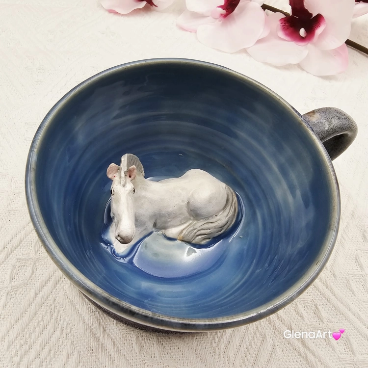 Filiżanka biały siwy koń ze spodkiem ceramiczna z koniem wewnątrz ręcznie toczona i malowana odcienie niebieskiego i szarego kubek koń siwy prezent dla koniarza piękna filiżanka w przenikających się szkliwach konik siwy koń