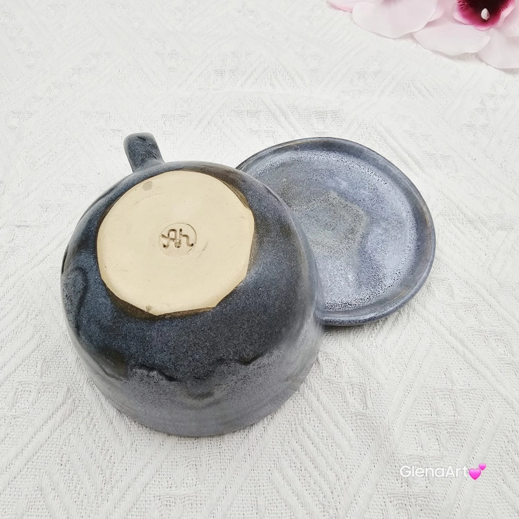 Filiżanka biały siwy koń ze spodkiem ceramiczna z koniem wewnątrz ręcznie toczona i malowana odcienie niebieskiego i szarego kubek koń siwy prezent dla koniarza piękna filiżanka w przenikających się szkliwach konik siwy koń