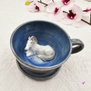 Filiżanka biały siwy koń ze spodkiem ceramiczna z koniem wewnątrz ręcznie toczona i malowana odcienie niebieskiego i szarego kubek koń siwy prezent dla koniarza piękna filiżanka w przenikających się szkliwach konik siwy koń