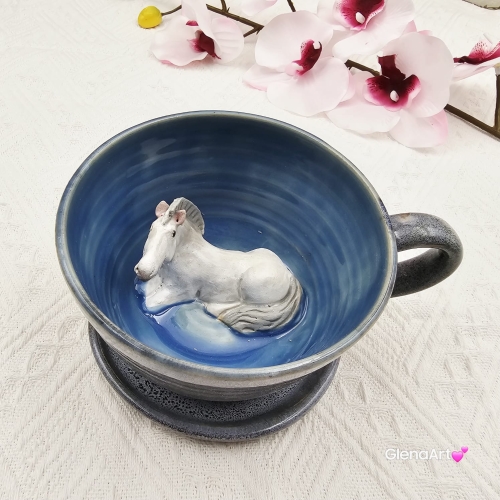 Filiżanka biały siwy koń ze spodkiem ceramiczna z koniem wewnątrz ręcznie toczona i malowana odcienie niebieskiego i szarego kubek koń siwy prezent dla koniarza piękna filiżanka w przenikających się szkliwach konik siwy koń