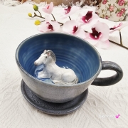 Filiżanka biały siwy koń ze spodkiem ceramiczna z koniem wewnątrz ręcznie toczona i malowana odcienie niebieskiego i szarego kubek koń siwy prezent dla koniarza piękna filiżanka w przenikających się szkliwach konik siwy koń