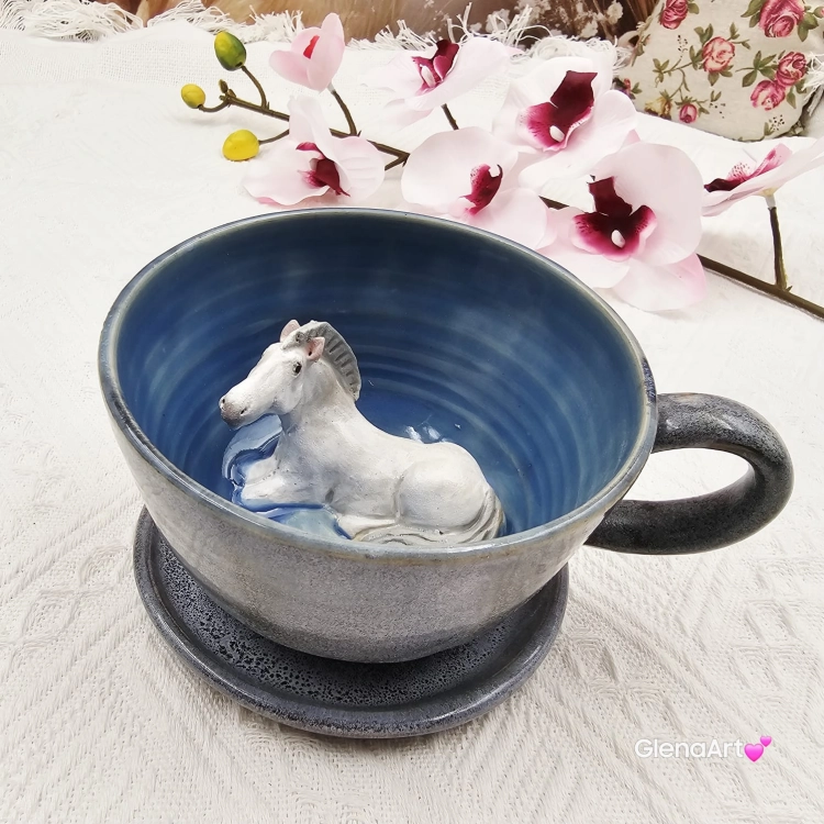 Filiżanka biały siwy koń ze spodkiem ceramiczna z koniem wewnątrz ręcznie toczona i malowana odcienie niebieskiego i szarego kubek koń siwy prezent dla koniarza piękna filiżanka w przenikających się szkliwach konik siwy koń