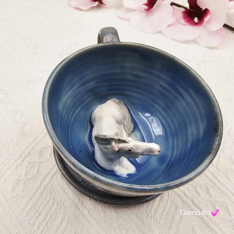Filiżanka biały siwy koń ze spodkiem ceramiczna z koniem wewnątrz ręcznie toczona i malowana odcienie niebieskiego i szarego kubek koń siwy prezent dla koniarza piękna filiżanka w przenikających się szkliwach konik siwy koń