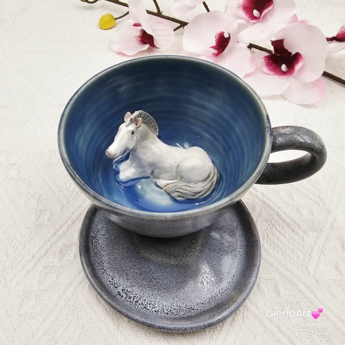 Filiżanka biały siwy koń ze spodkiem ceramiczna z koniem wewnątrz ręcznie toczona i malowana odcienie niebieskiego i szarego kubek koń siwy prezent dla koniarza piękna filiżanka w przenikających się szkliwach konik siwy koń