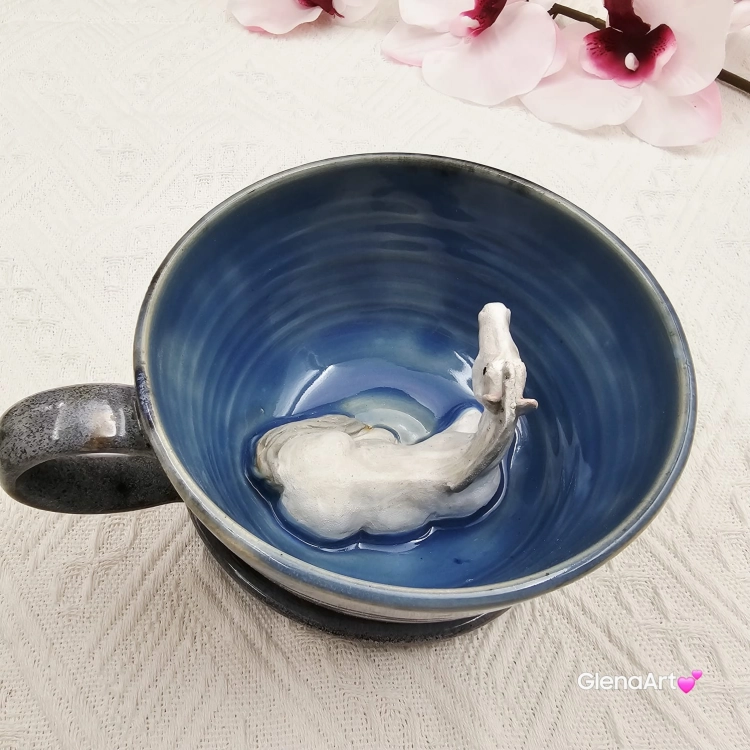 Filiżanka biały siwy koń ze spodkiem ceramiczna z koniem wewnątrz ręcznie toczona i malowana odcienie niebieskiego i szarego kubek koń siwy prezent dla koniarza piękna filiżanka w przenikających się szkliwach konik siwy koń