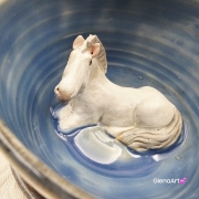 Filiżanka biały siwy koń ze spodkiem ceramiczna z koniem wewnątrz ręcznie toczona i malowana odcienie niebieskiego i szarego kubek koń siwy prezent dla koniarza piękna filiżanka w przenikających się szkliwach konik siwy koń
