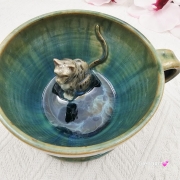 Filiżanka KOT ceramiczna z pręgowanym szarym kotem w środku i ze spodkiem w kolorach turkusowego jeziorka przenikające się prezent dla kociarza elegancka filiżanka kot ze zwierzakiem w środku kubek kot niebieski i zielone szkliwa