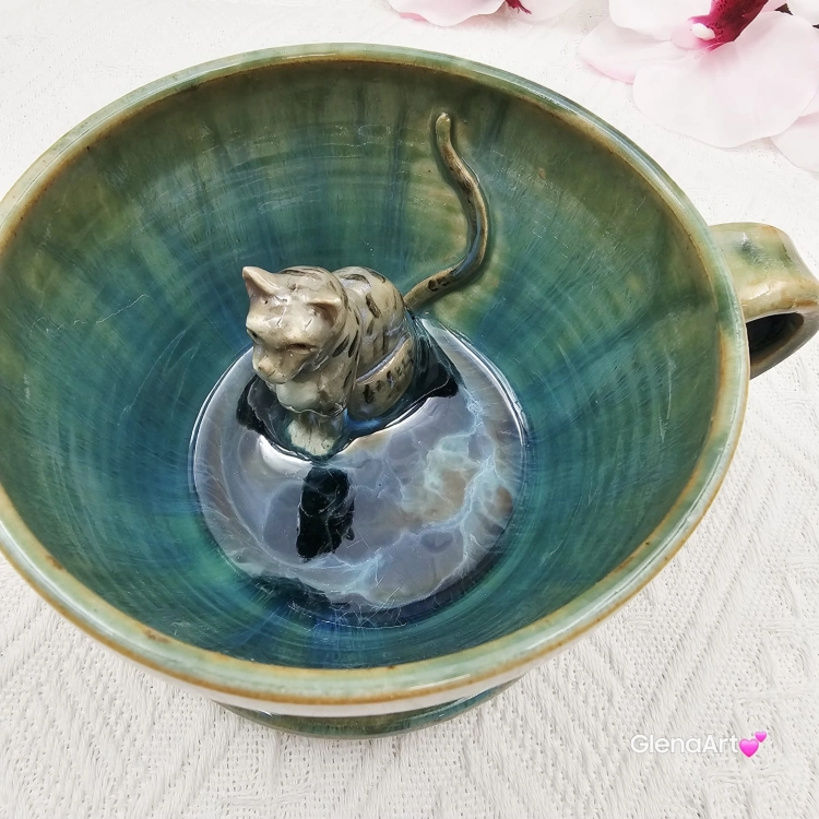 Filiżanka KOT ceramiczna z pręgowanym szarym kotem w środku i ze spodkiem w kolorach turkusowego jeziorka przenikające się prezent dla kociarza elegancka filiżanka kot ze zwierzakiem w środku kubek kot niebieski i zielone szkliwa