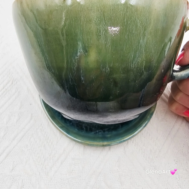 Filiżanka KOT ceramiczna z pręgowanym szarym kotem w środku i ze spodkiem w kolorach turkusowego jeziorka przenikające się prezent dla kociarza elegancka filiżanka kot ze zwierzakiem w środku kubek kot niebieski i zielone szkliwa