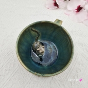 Filiżanka KOT ceramiczna z pręgowanym szarym kotem w środku i ze spodkiem w kolorach turkusowego jeziorka przenikające się prezent dla kociarza elegancka filiżanka kot ze zwierzakiem w środku kubek kot niebieski i zielone szkliwa