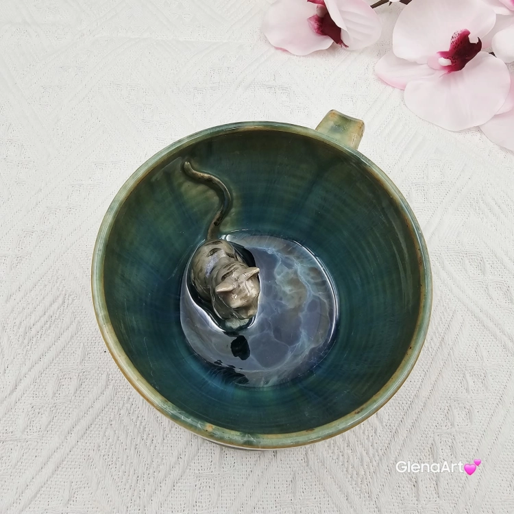 Filiżanka KOT ceramiczna z pręgowanym szarym kotem w środku i ze spodkiem w kolorach turkusowego jeziorka przenikające się prezent dla kociarza elegancka filiżanka kot ze zwierzakiem w środku kubek kot niebieski i zielone szkliwa