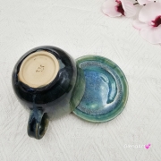 Filiżanka KOT ceramiczna z pręgowanym szarym kotem w środku i ze spodkiem w kolorach turkusowego jeziorka przenikające się prezent dla kociarza elegancka filiżanka kot ze zwierzakiem w środku kubek kot niebieski i zielone szkliwa