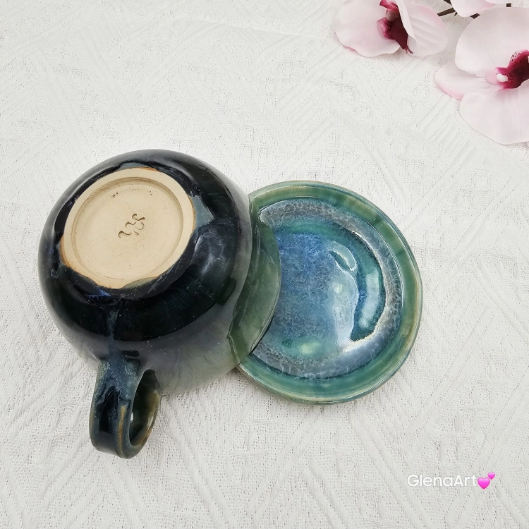 Filiżanka KOT ceramiczna z pręgowanym szarym kotem w środku i ze spodkiem w kolorach turkusowego jeziorka przenikające się prezent dla kociarza elegancka filiżanka kot ze zwierzakiem w środku kubek kot niebieski i zielone szkliwa