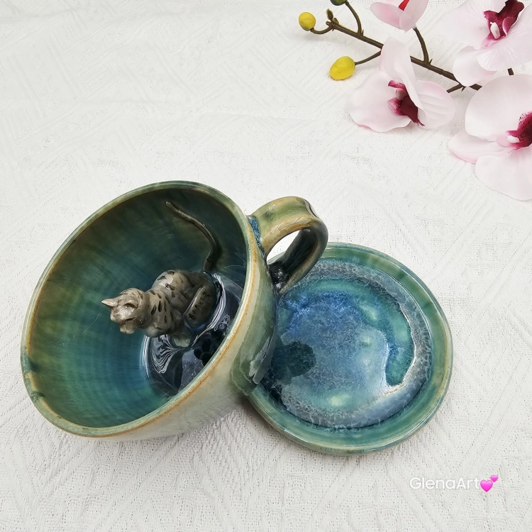 Filiżanka KOT ceramiczna z pręgowanym szarym kotem w środku i ze spodkiem w kolorach turkusowego jeziorka przenikające się prezent dla kociarza elegancka filiżanka kot ze zwierzakiem w środku kubek kot niebieski i zielone szkliwa