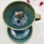 Filiżanka KOT ceramiczna z pręgowanym szarym kotem w środku i ze spodkiem w kolorach turkusowego jeziorka przenikające się prezent dla kociarza elegancka filiżanka kot ze zwierzakiem w środku kubek kot niebieski i zielone szkliwa