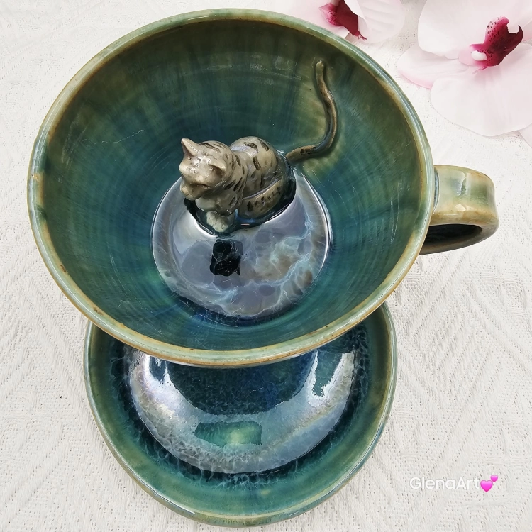 Filiżanka KOT ceramiczna z pręgowanym szarym kotem w środku i ze spodkiem w kolorach turkusowego jeziorka przenikające się prezent dla kociarza elegancka filiżanka kot ze zwierzakiem w środku kubek kot niebieski i zielone szkliwa