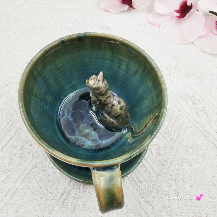 Filiżanka KOT ceramiczna z pręgowanym szarym kotem w środku i ze spodkiem w kolorach turkusowego jeziorka przenikające się prezent dla kociarza elegancka filiżanka kot ze zwierzakiem w środku kubek kot niebieski i zielone szkliwa