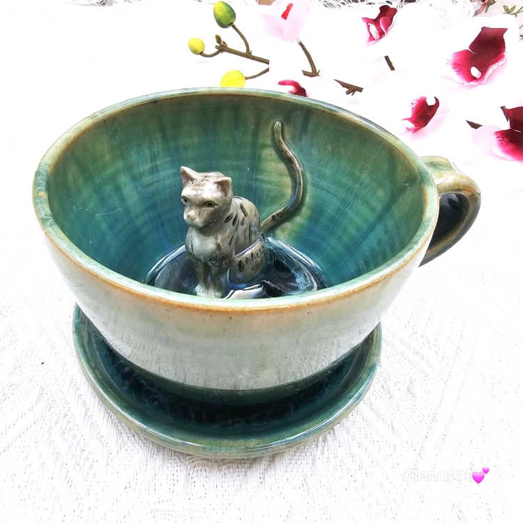 Filiżanka KOT ceramiczna z pręgowanym szarym kotem w środku i ze spodkiem w kolorach turkusowego jeziorka przenikające się prezent dla kociarza elegancka filiżanka kot ze zwierzakiem w środku kubek kot niebieski i zielone szkliwa