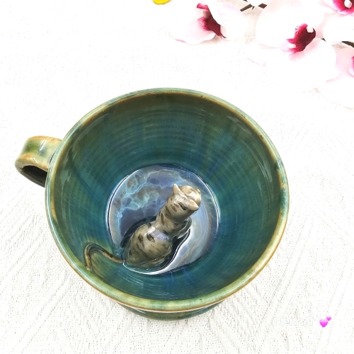 Filiżanka KOT ceramiczna z pręgowanym szarym kotem w środku i ze spodkiem w kolorach turkusowego jeziorka przenikające się prezent dla kociarza elegancka filiżanka kot ze zwierzakiem w środku kubek kot niebieski i zielone szkliwa