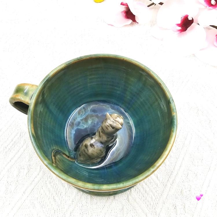 Filiżanka KOT ceramiczna z pręgowanym szarym kotem w środku i ze spodkiem w kolorach turkusowego jeziorka przenikające się prezent dla kociarza elegancka filiżanka kot ze zwierzakiem w środku kubek kot niebieski i zielone szkliwa