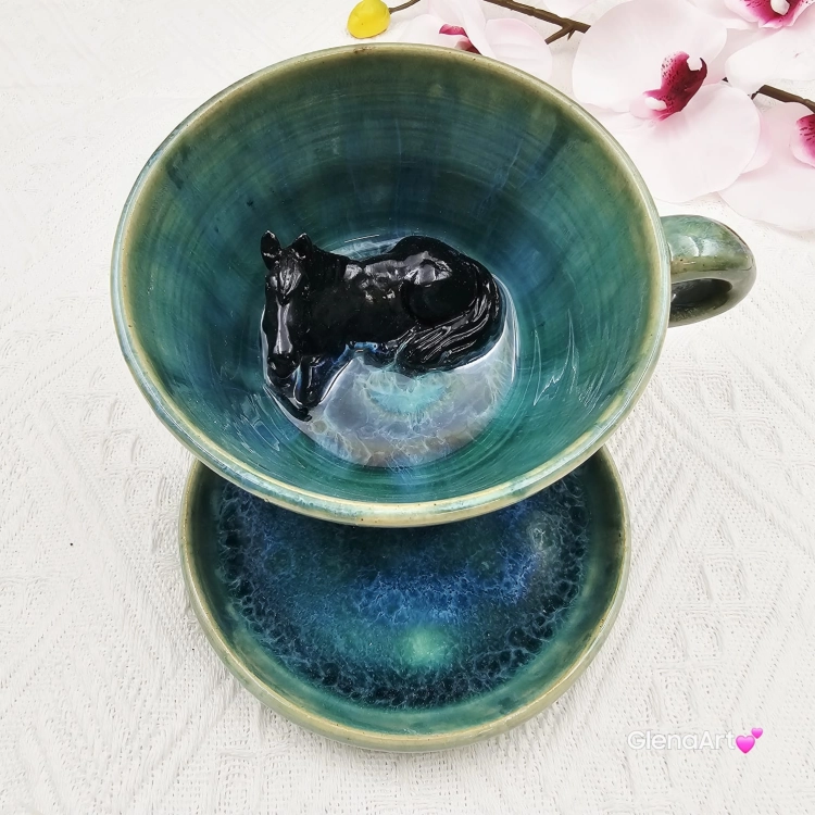 Filiżanka kary koń ceramiczna ze spodkiem i koniem - karym w środku ręcznie toczona i malowana w kolorze turkusowego jeziorka ze spodkiem prezent dla koniarza w kolorze turkusowego jeziorka kubek koń z koniem karym